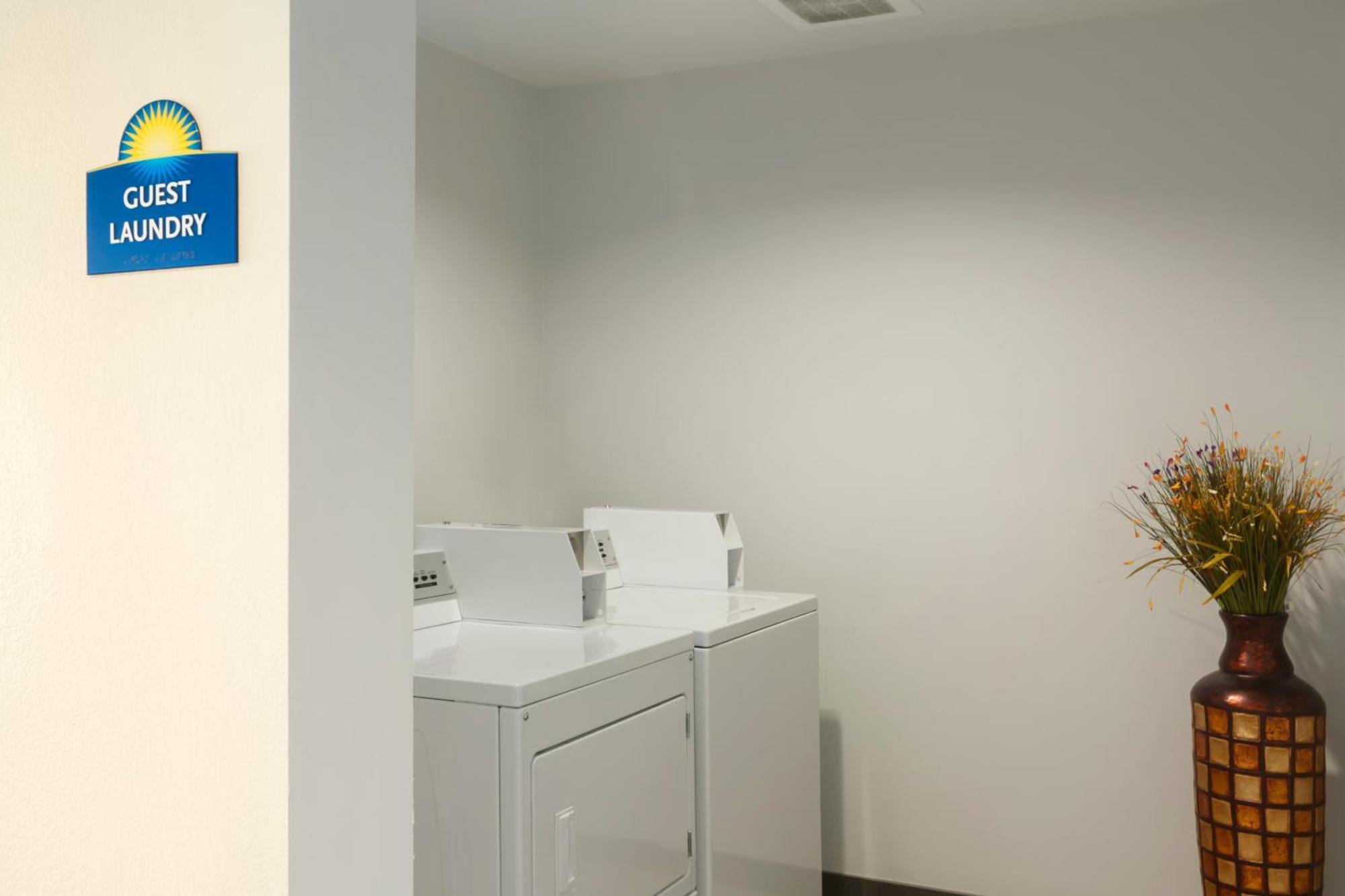 Days Inn By Wyndham Watertown Fort Drum Evans Mills Einrichtungen foto